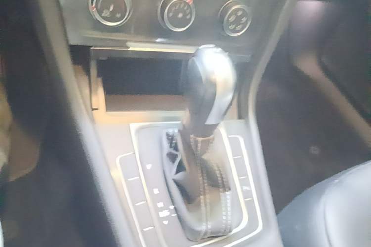 Used Volkswagen Golf 2016 230TSI Automatic Comfort Version Gear Lever