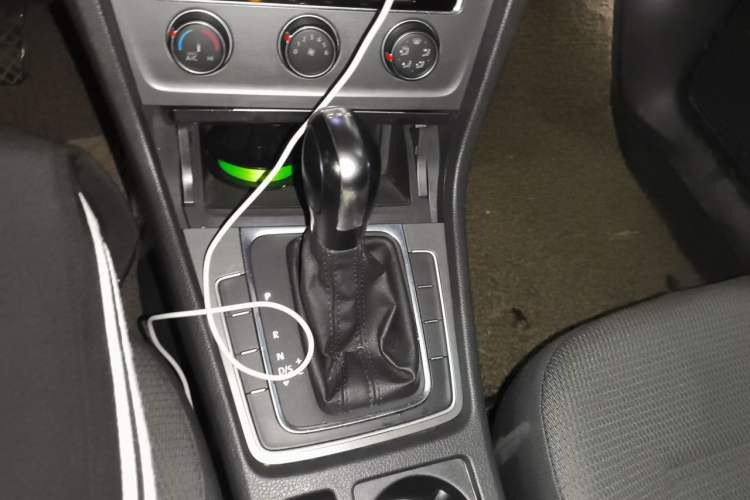 Used Volkswagen Golf 2016 230TSI Automatic Comfort Version Gear Lever