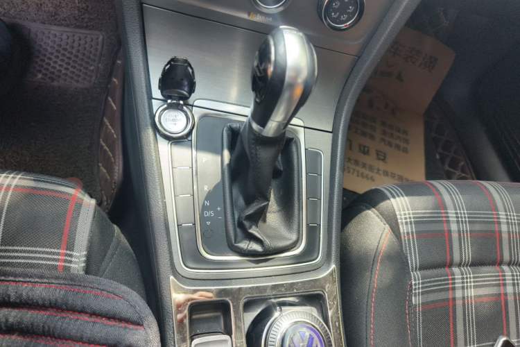 Used Volkswagen Golf 2016 230TSI Automatic Luxury Version Gear Lever