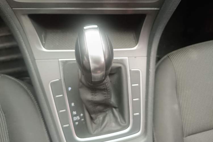 Used Volkswagen Golf 2016 1.6L Automatic Fashion Model Gear Lever