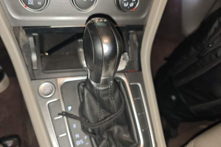 Used Volkswagen Golf 2016 230TSI Automatic Luxury Version Gear Lever