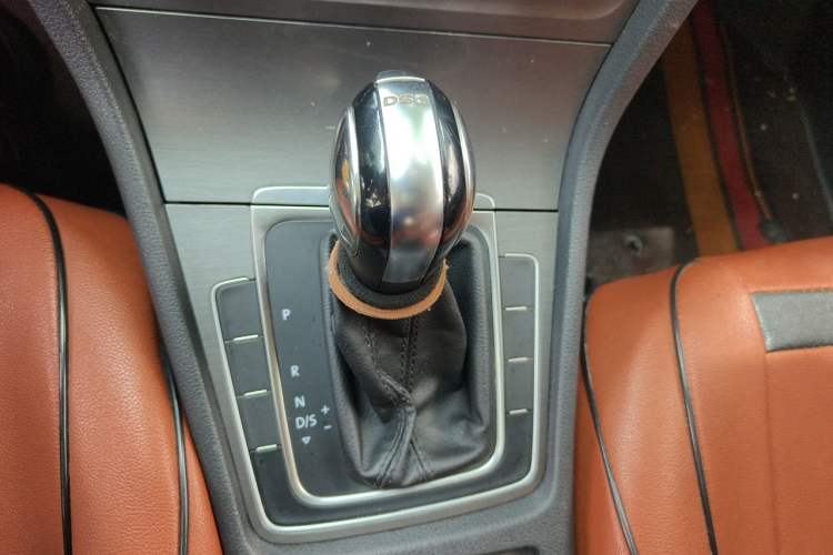 Used Volkswagen Golf 2016 230TSI Automatic Comfort Version Gear Lever