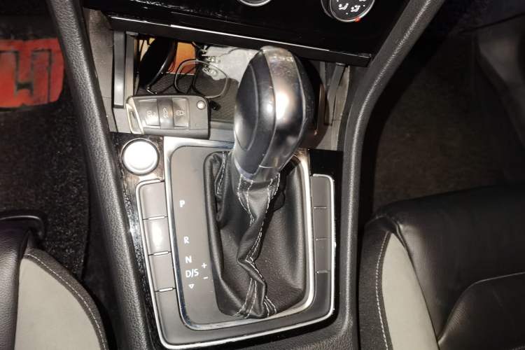 Used Volkswagen Golf 2016 1.4TSI Automatic R-Line Gear Lever