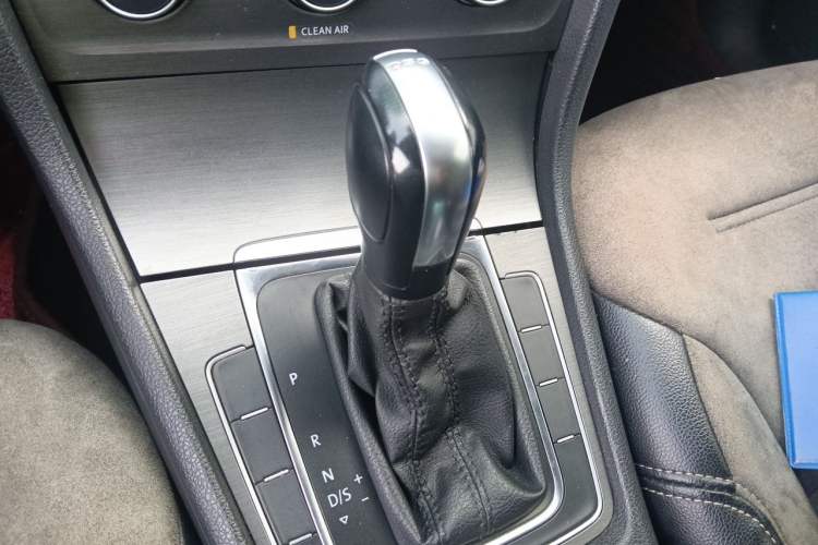 Used Volkswagen Golf 2016 230TSI Automatic Comfort Version Gear Lever