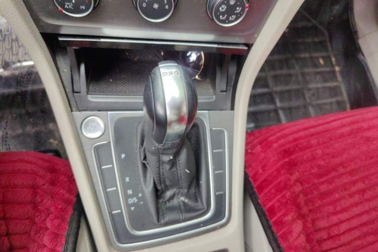 Used Volkswagen Golf 2016 230TSI Automatic Luxury Version Gear Lever
