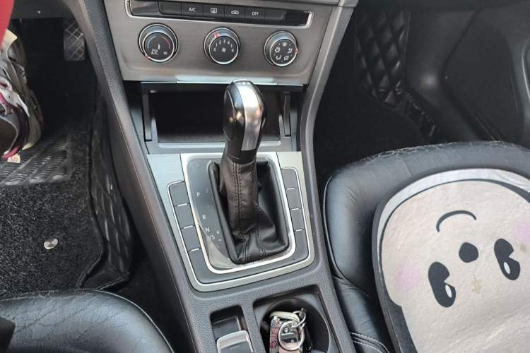 Used Volkswagen Golf 2016 230TSI Automatic Comfort Version Gear Lever