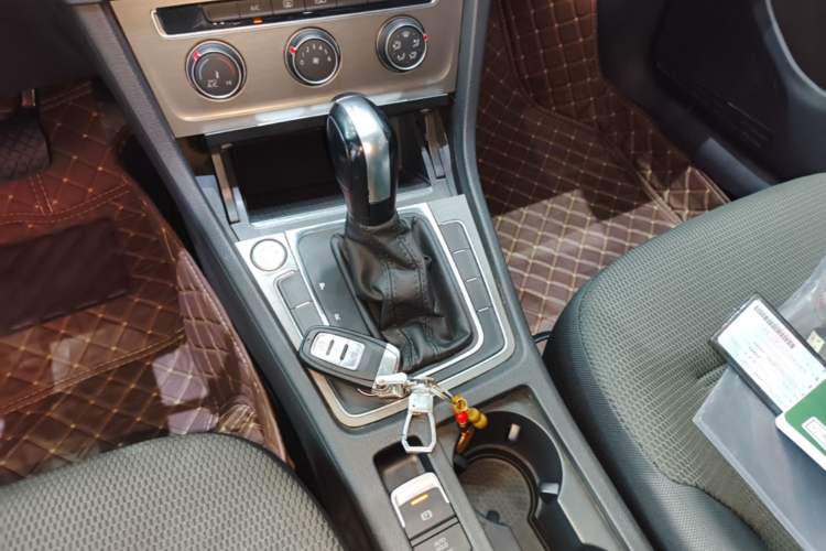 Used Volkswagen Golf 2016 1.6L Automatic Comfort Model Gear Lever