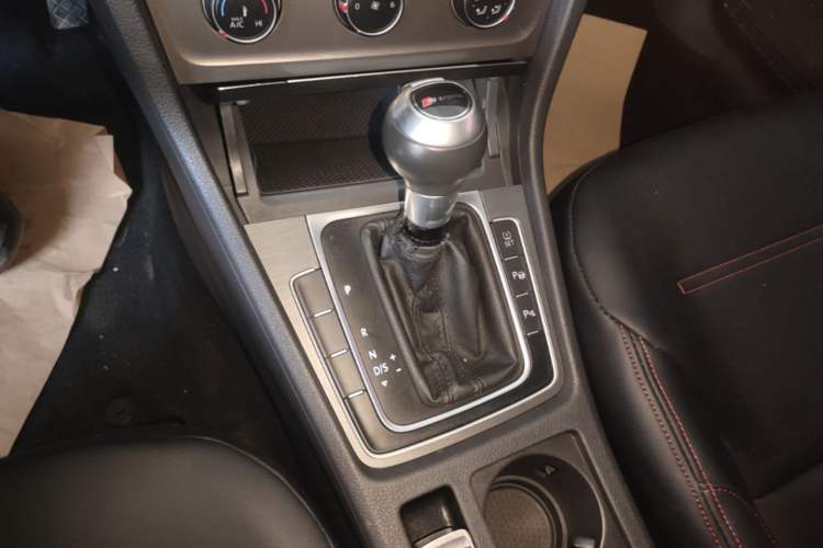 Used Volkswagen Golf 2016 230TSI Automatic Comfort Version Gear Lever