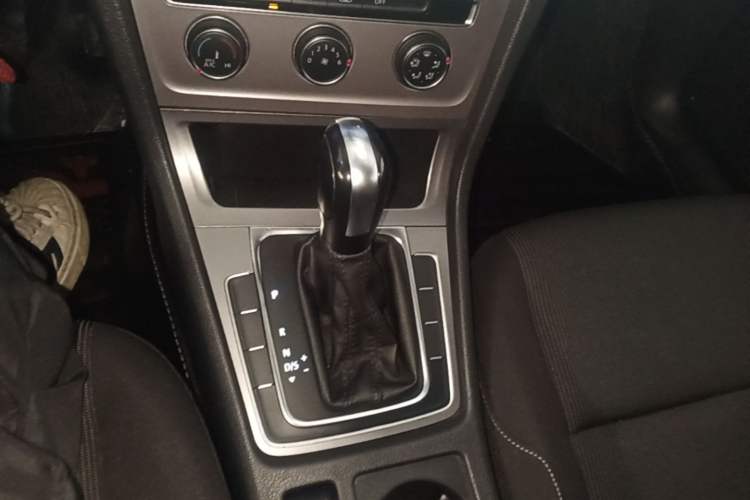 Used Volkswagen Golf 2016 1.6L Automatic Fashion Model Gear Lever