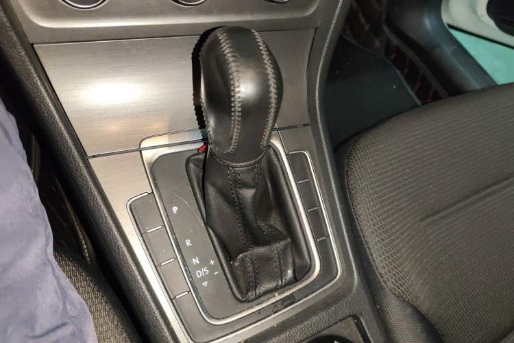 Used Volkswagen Golf 2016 1.6L Automatic Comfort Model Gear Lever