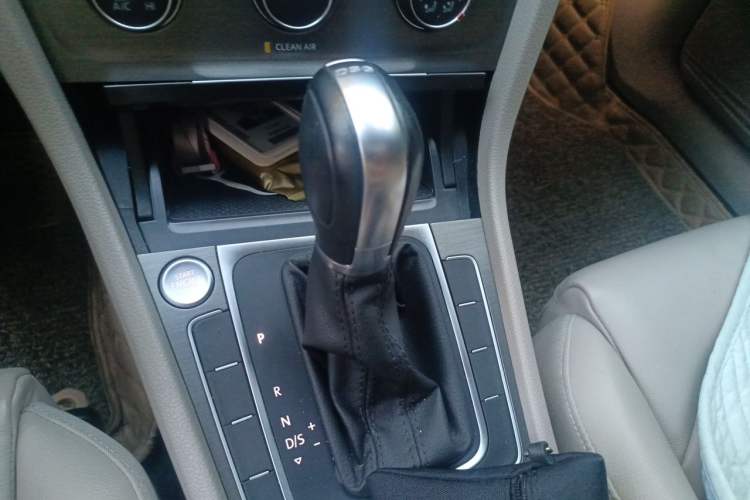 Used Volkswagen Golf 2016 230TSI Automatic Luxury Version Gear Lever