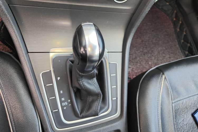 Used Volkswagen Golf 2016 230TSI Automatic Comfort Version Gear Lever