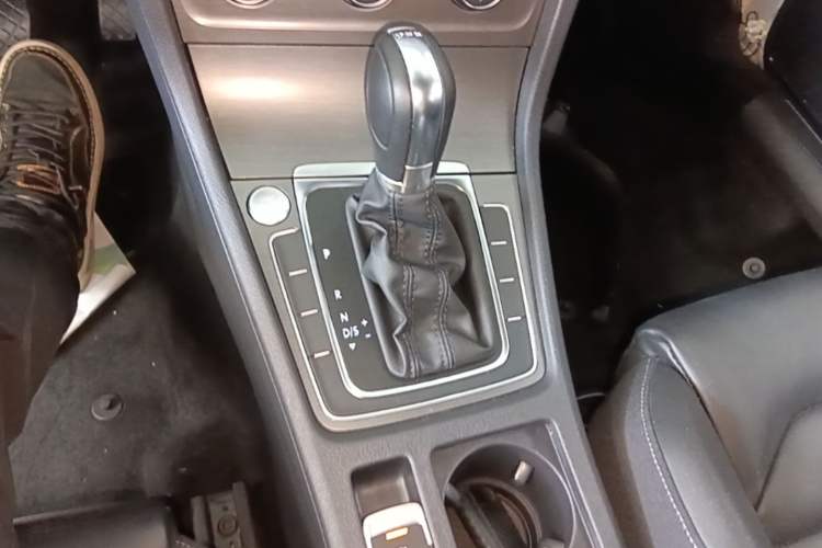 Used Volkswagen Golf 2016 230TSI Automatic Luxury Version Gear Lever