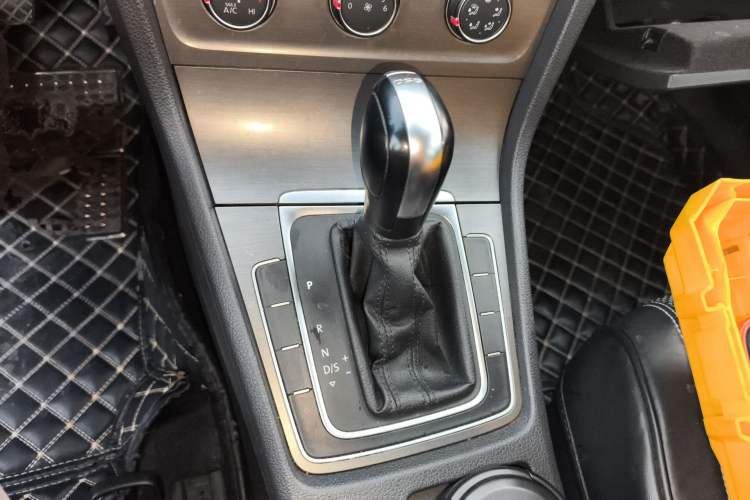 Used Volkswagen Golf 2016 230TSI Automatic Comfort Version Gear Lever