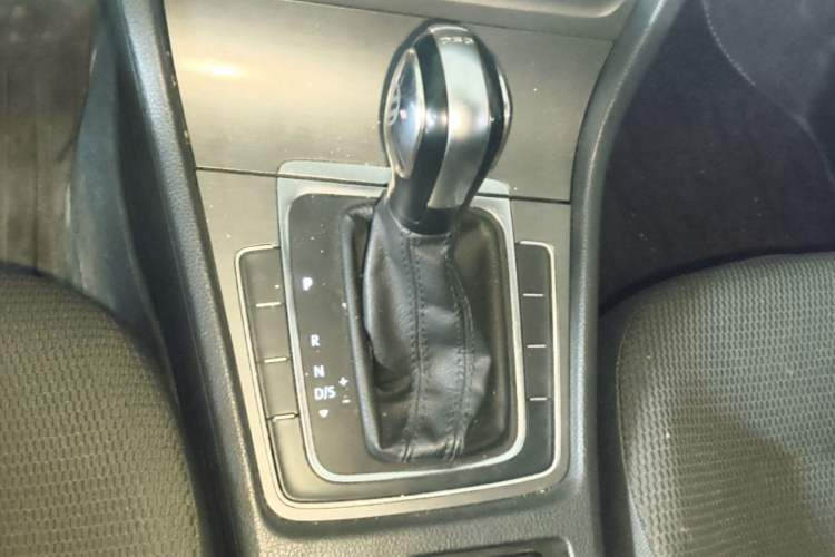 Used Volkswagen Golf 2016 230TSI Automatic Comfort Version Gear Lever