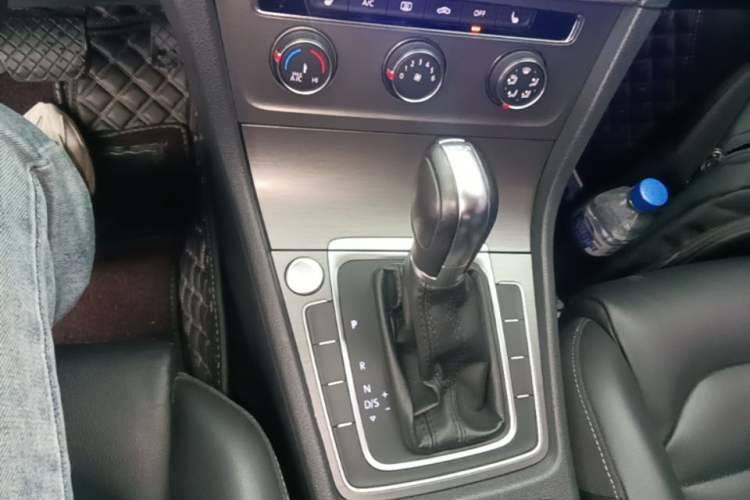Used Volkswagen Golf 2016 230TSI Automatic Luxury Version Gear Lever
