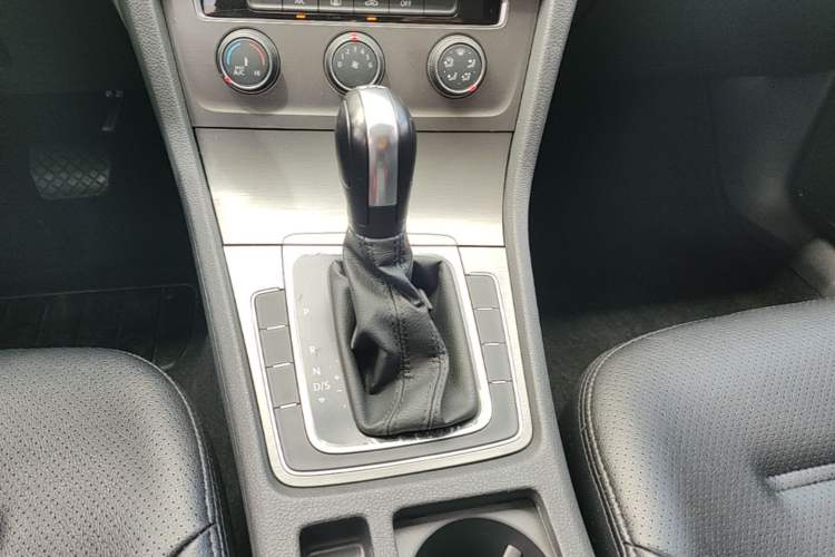 Used Volkswagen Golf 2016 230TSI Automatic Comfort Version Gear Lever