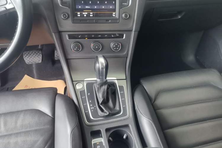 Used Volkswagen Golf 2016 230TSI Automatic Luxury Version Gear Lever