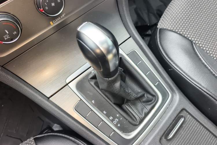 Used Volkswagen Golf 2016 1.6L Automatic Comfort Model Gear Lever