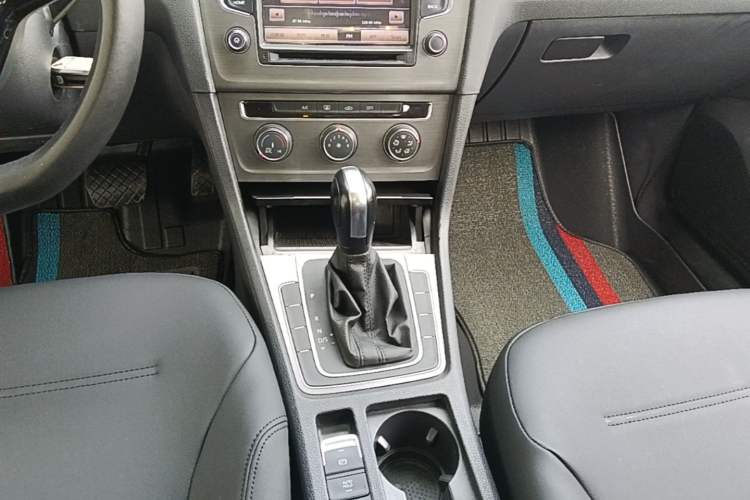 Used Volkswagen Golf 2016 1.6L Automatic Comfort Model Gear Lever