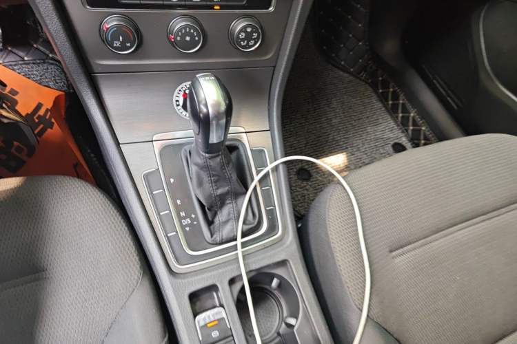 Used Volkswagen Golf 2016 230TSI Automatic Comfort Version Gear Lever