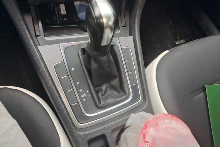 Used Volkswagen Golf 2016 230TSI Automatic Comfort Version Gear Lever