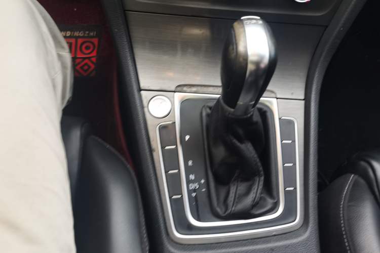 Used Volkswagen Golf 2016 230TSI Automatic Luxury Version Gear Lever