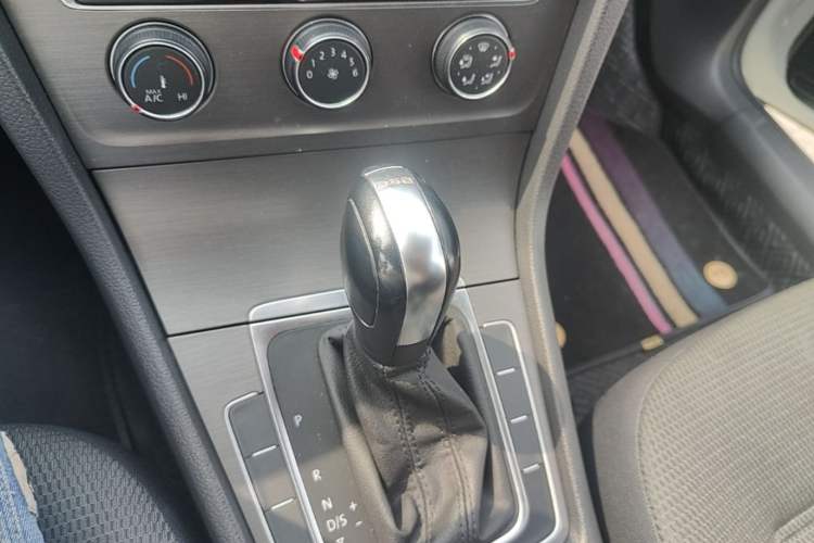 Used Volkswagen Golf 2016 230TSI Automatic Comfort Version Gear Lever