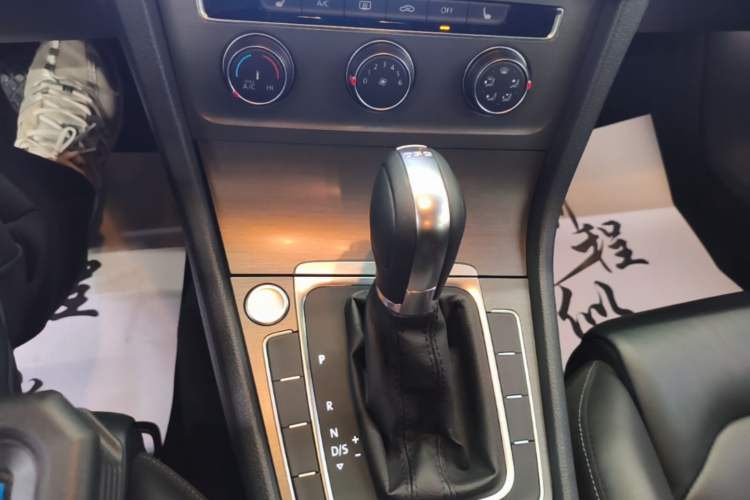 Used Volkswagen Golf 2016 230TSI Automatic Luxury Version Gear Lever