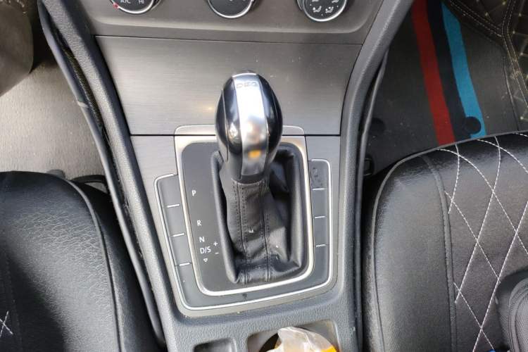 Used Volkswagen Golf 2016 230TSI Automatic Comfort Version Gear Lever