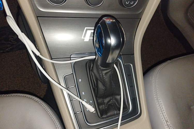 Used Volkswagen Golf 2016 230TSI Automatic Comfort Version Gear Lever