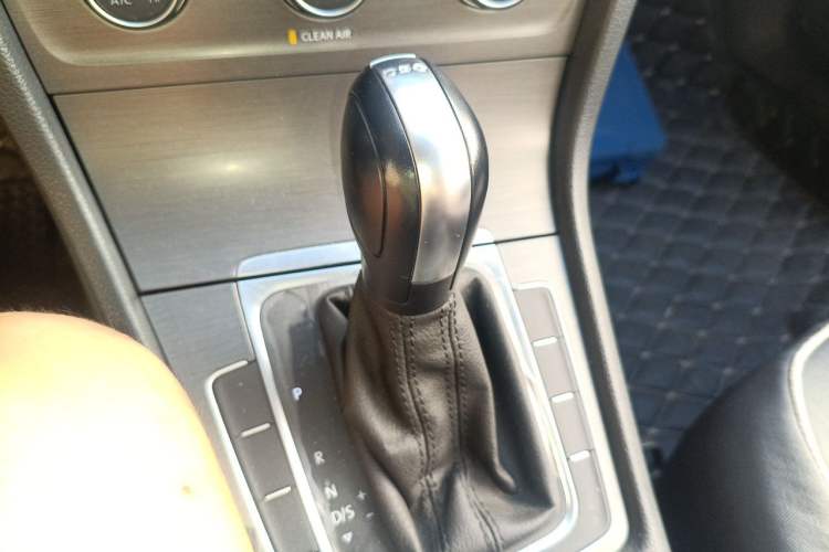 Used Volkswagen Golf 2016 230TSI Automatic Comfort Version Gear Lever