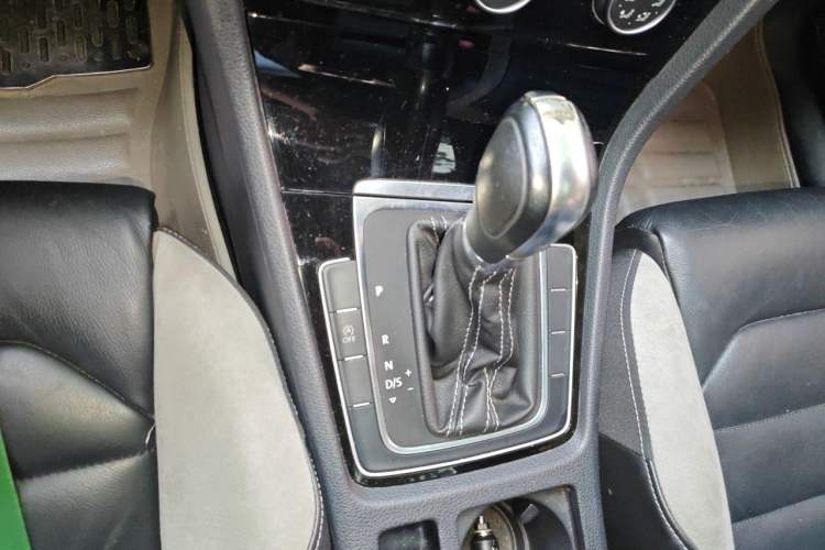 Used Volkswagen Golf 2016 1.4TSI Automatic R-Line Gear Lever