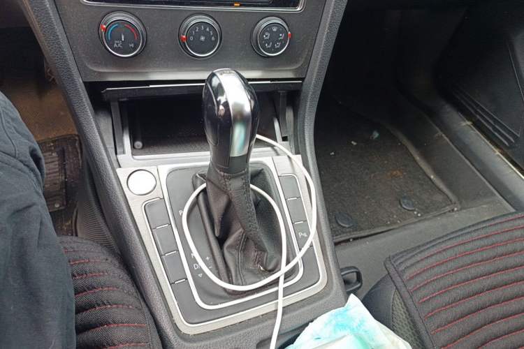 Used Volkswagen Golf 2016 230TSI Automatic Comfort Version Gear Lever