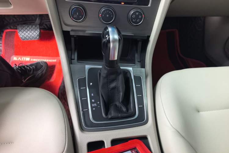 Used Volkswagen Golf 2016 1.6L Automatic Comfort Model Gear Lever