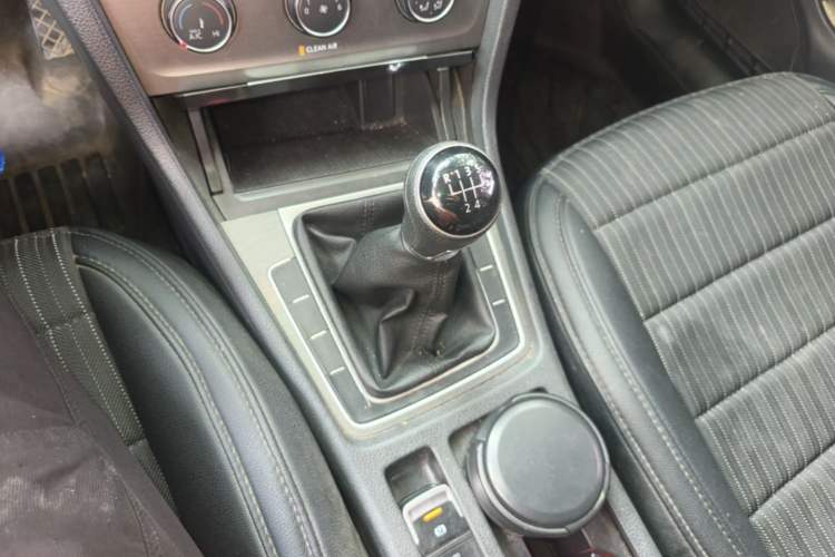Used Volkswagen Golf 2016 1.6L Manual Fashion Edition Gear Lever