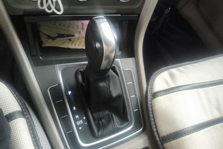 Used Volkswagen Golf 2016 230TSI Automatic Comfort Version Gear Lever