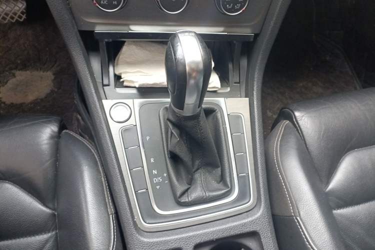Used Volkswagen Golf 2016 230TSI Automatic Luxury Version Gear Lever