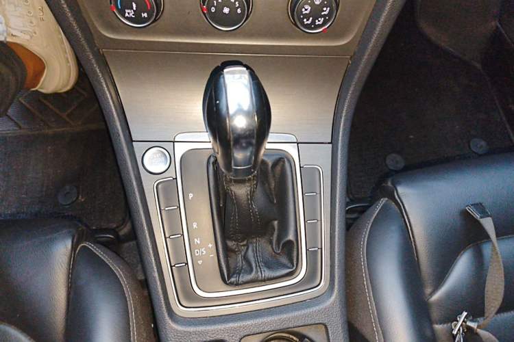 Used Volkswagen Golf 2016 230TSI Automatic Luxury Version Gear Lever