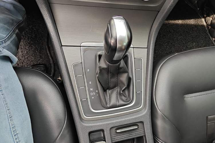Used Volkswagen Golf 2016 230TSI Automatic Comfort Version Gear Lever