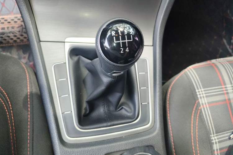 Used Volkswagen Golf 2016 230TSI Manual Comfort Version Gear Lever