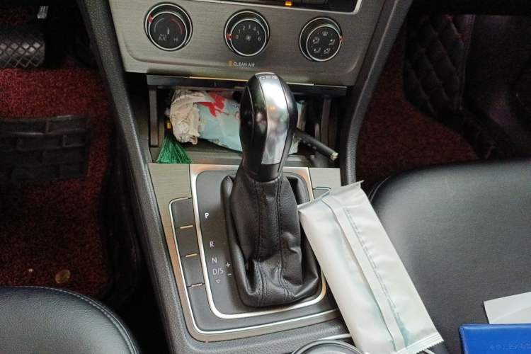 Used Volkswagen Golf 2016 230TSI Automatic Comfort Version Gear Lever