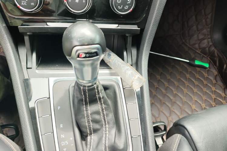Used Volkswagen Golf 2016 1.4 TSI 25th Anniversary Edition Gear Lever