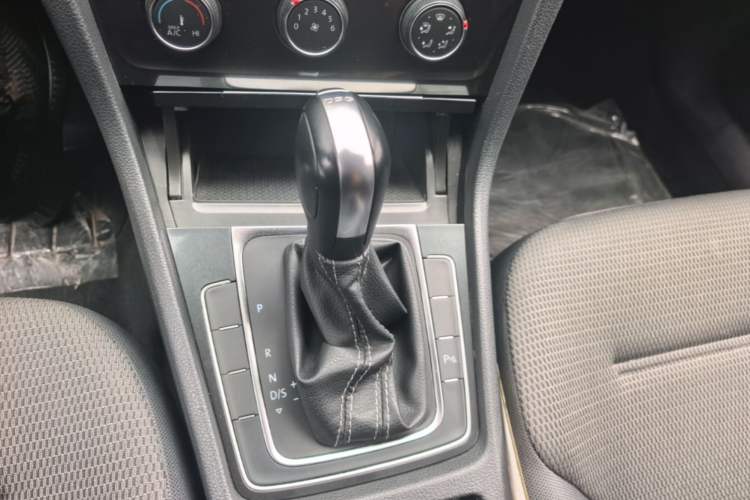 Used Volkswagen Golf 2016 230TSI Automatic Comfort Version Gear Lever