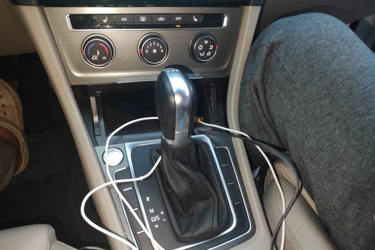 Used Volkswagen Golf 2016 230TSI Automatic Luxury Version Gear Lever