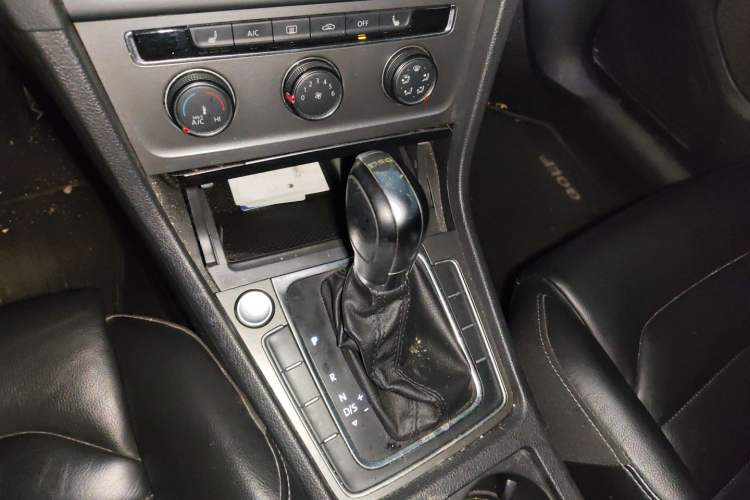 Used Volkswagen Golf 2016 230TSI Automatic Luxury Version Gear Lever