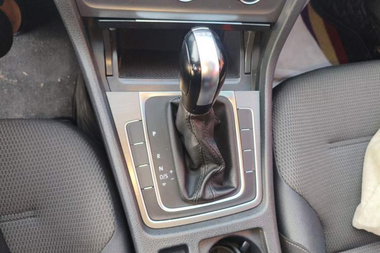 Used Volkswagen Golf 2016 230TSI Automatic Comfort Version Gear Lever