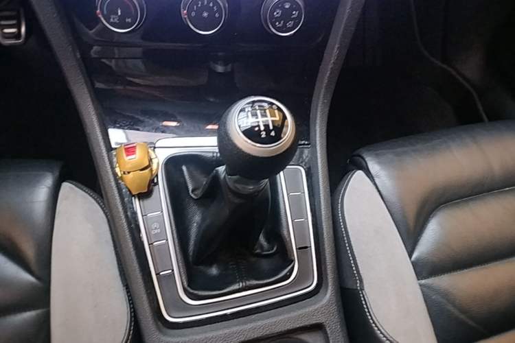 Used Volkswagen Golf 2016 1.4TSI Manual R-Line Gear Lever