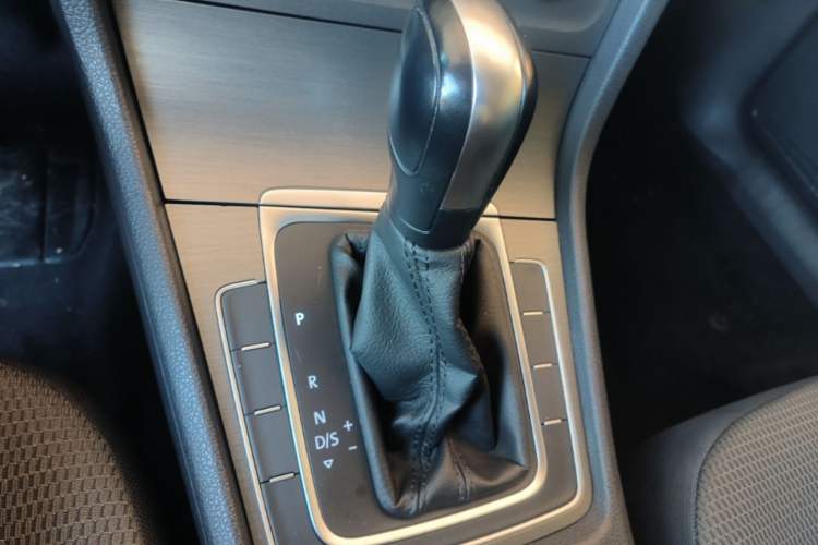 Used Volkswagen Golf 2016 230TSI Automatic Comfort Version Gear Lever