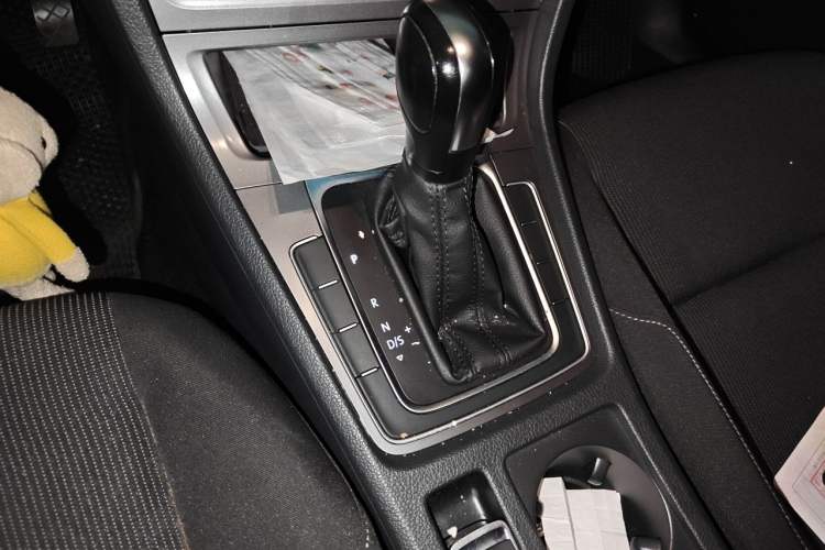 Used Volkswagen Golf 2016 1.6L Automatic Fashion Model Gear Lever